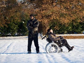 На фото стоп-кадр из к/ф «1+1».