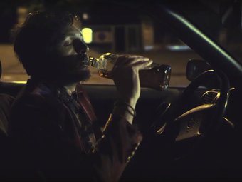 Стоп-кадр из клипа группы «Валентин Стрыкало» на песню «Знаешь, Таня»