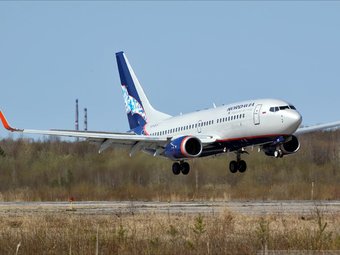 Боинг 737-700 в цветах авиакомпании «Нордавиа» совершает посадку в аэропорту Архангельска. (Фото Марины Лысцевой).